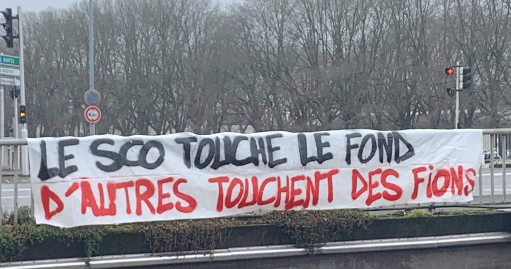 Angers - TFC, un climat délétère, des banderoles chocs