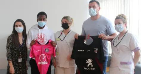 VIDÉO - 200 maillots du TFC et du Stade Toulousains transformés en blouses médicales pour des enfants