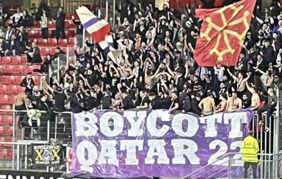 VIDÉOS - Fumigènes, “Boycott Qatar 22”, les supporters du TFC se sont fait entendre à Rennes