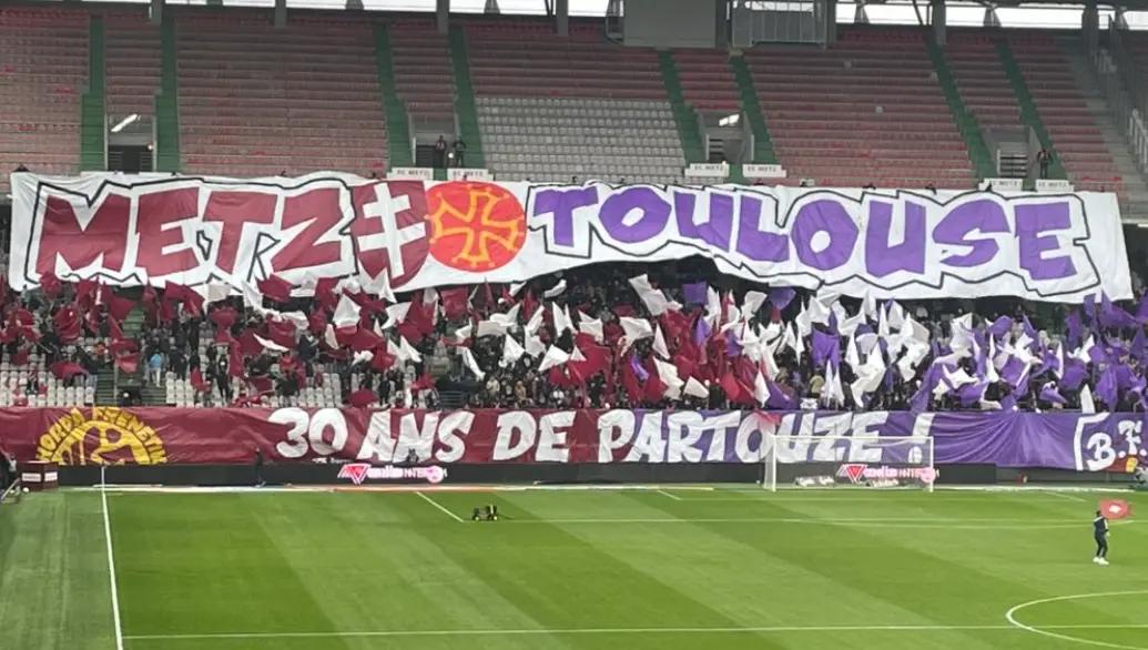 "30 ans de partouze", le tifo des supporters du FC Metz et du TFC